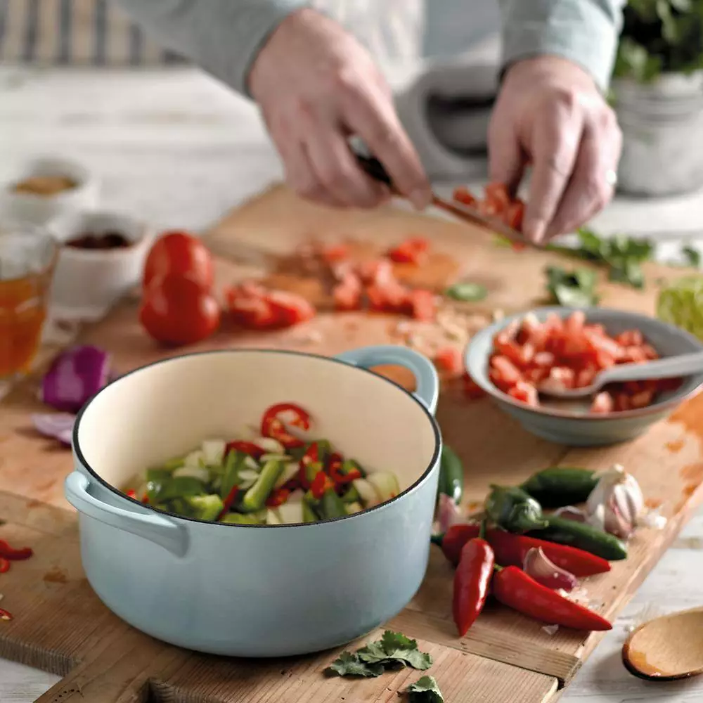Heritage Pavilion 4 qt. Round Cast Iron Casserole Dish in Blue with Lid by Denby 4 Heritage Pavilion 4 qt. Round Cast Iron Casserole Dish in Blue with Lid by Denby - Image 2