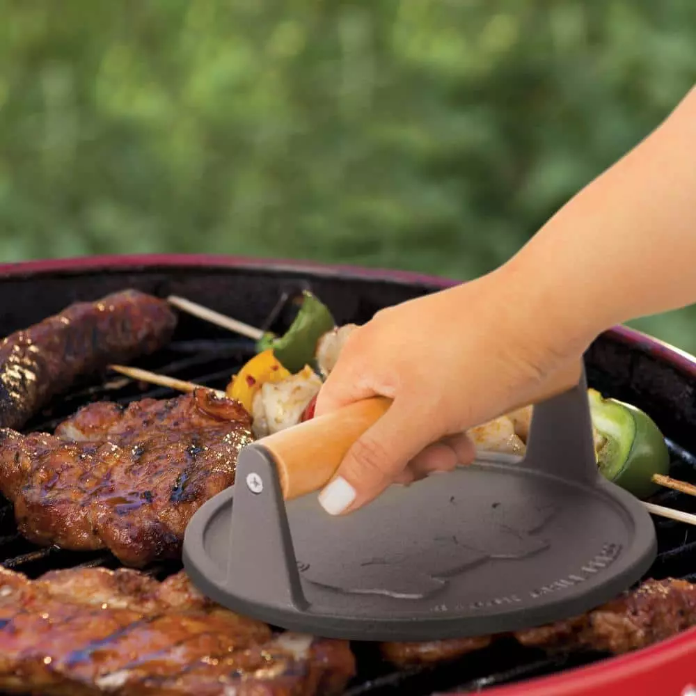 Pre-Seasoned 7 in. Cast Iron Round Grill Press by Commercial CHEF 7 Pre-Seasoned 7 in. Cast Iron Round Grill Press by Commercial CHEF - Image 5