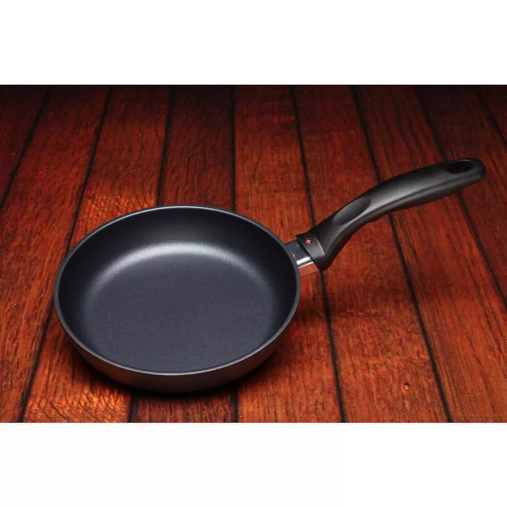 Classic Series 8 in. Cast Aluminum Nonstick Frying Pan in Grey by Swiss Diamond 4 Classic Series 8 in. Cast Aluminum Nonstick Frying Pan in Grey by Swiss Diamond - Image 2