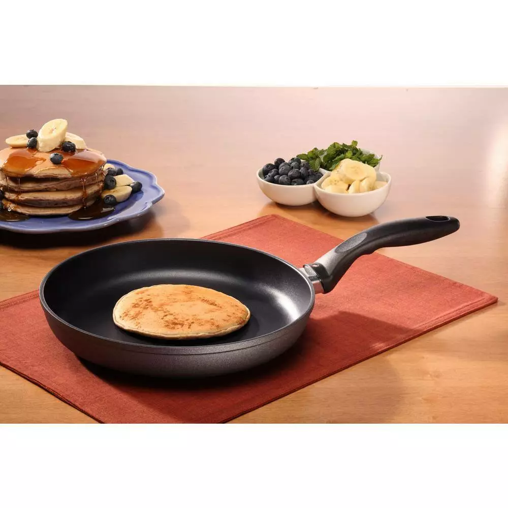Classic Series 9.5 in. Cast Aluminum Nonstick Frying Pan in Grey with Glass Lid by Swiss Diamond 5 Classic Series 9.5 in. Cast Aluminum Nonstick Frying Pan in Grey with Glass Lid by Swiss Diamond - Image 3
